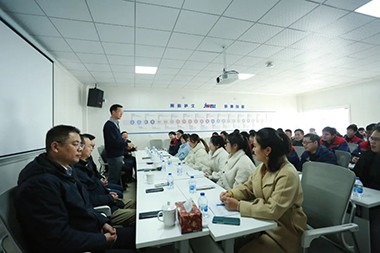 2023, yeni bir yolculuk Jwell Machinery Yönetim Kurulu Başkanı Bay He, Zhejiang fabrikasındaki tüm çalışanlara mutlu bir yeni yıl diledi!